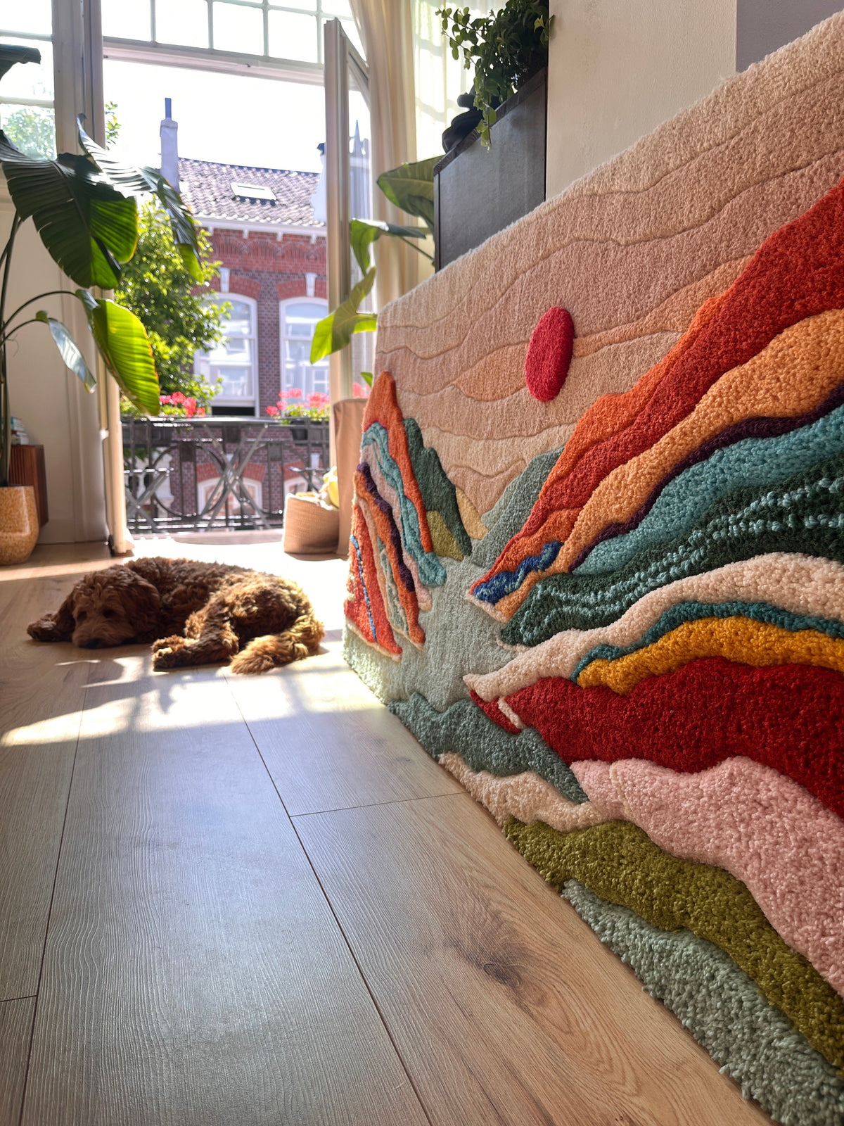 Akoestisch wandkleed: waarom textielkunst je ruimte ook stiller maakt