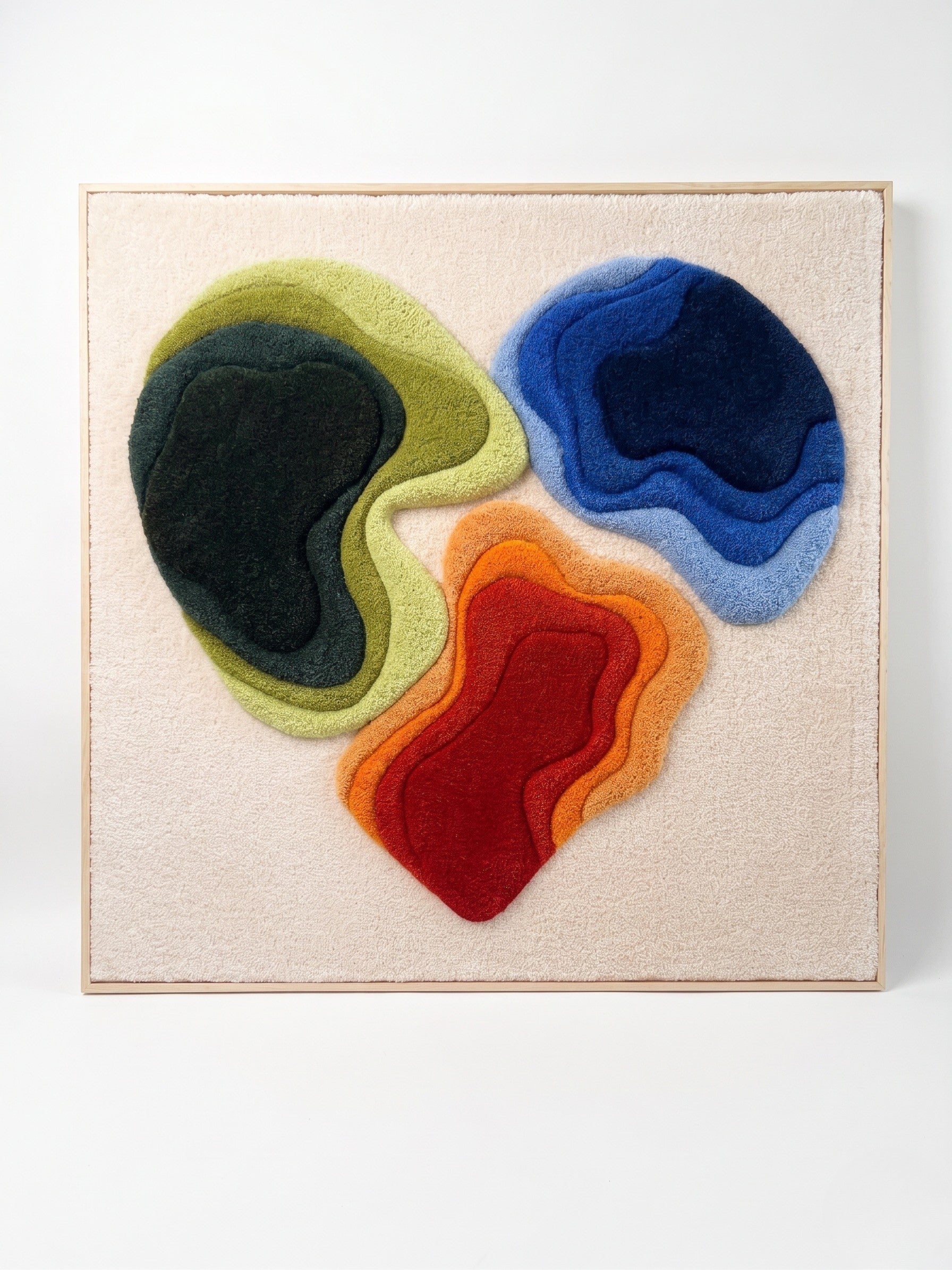 Abstract getuft wandkleed met golvende vormen in blauw, oranje en rood, close-up