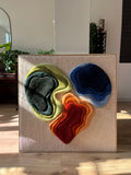 Abstract getuft wandkleed met donkerblauwe vormen tegen een lichte achtergrond