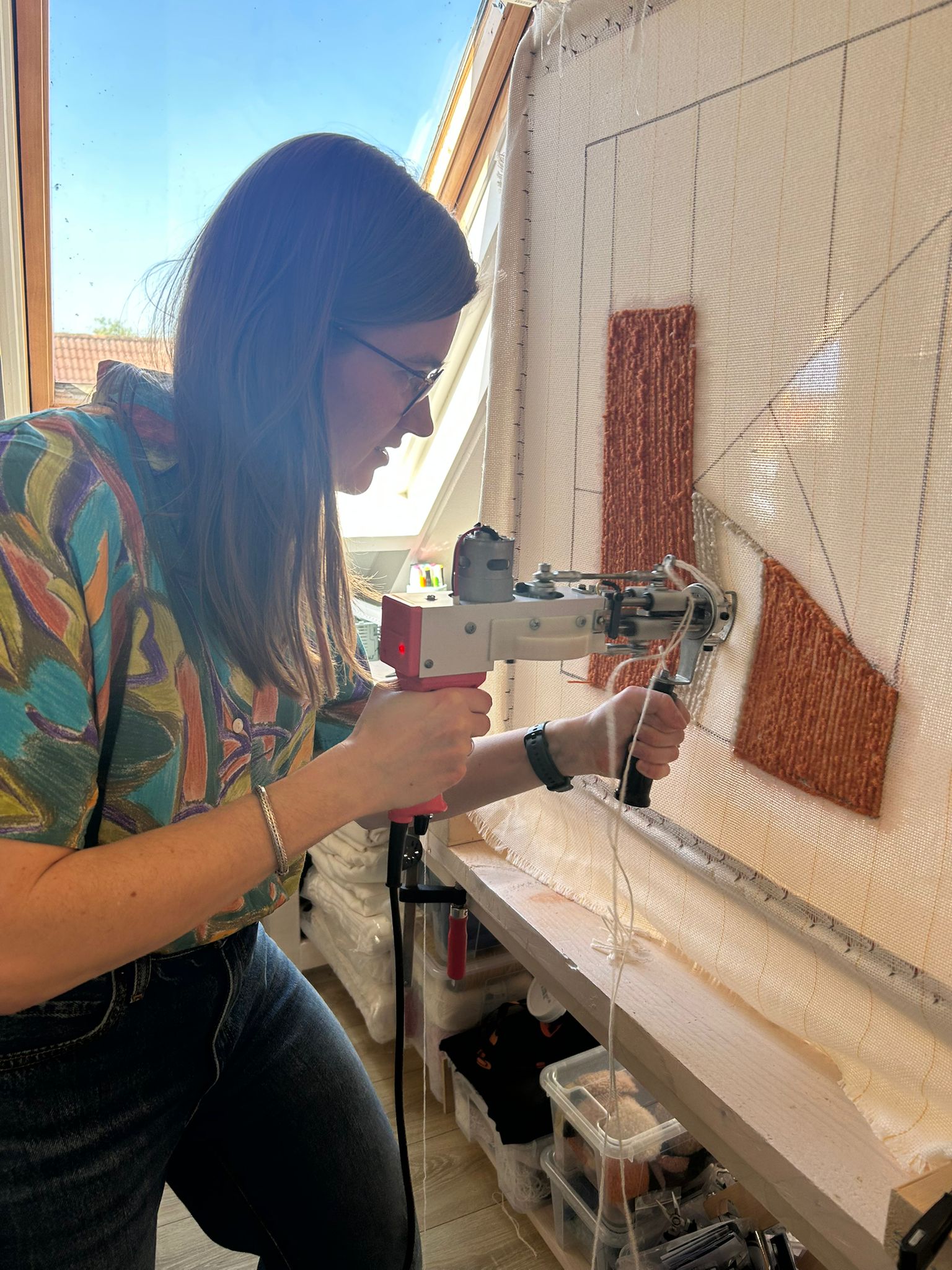 Workshopdeelnemer tuft een wandkleed op een frame tijdens de Filo Arts tuftworkshop in Utrecht