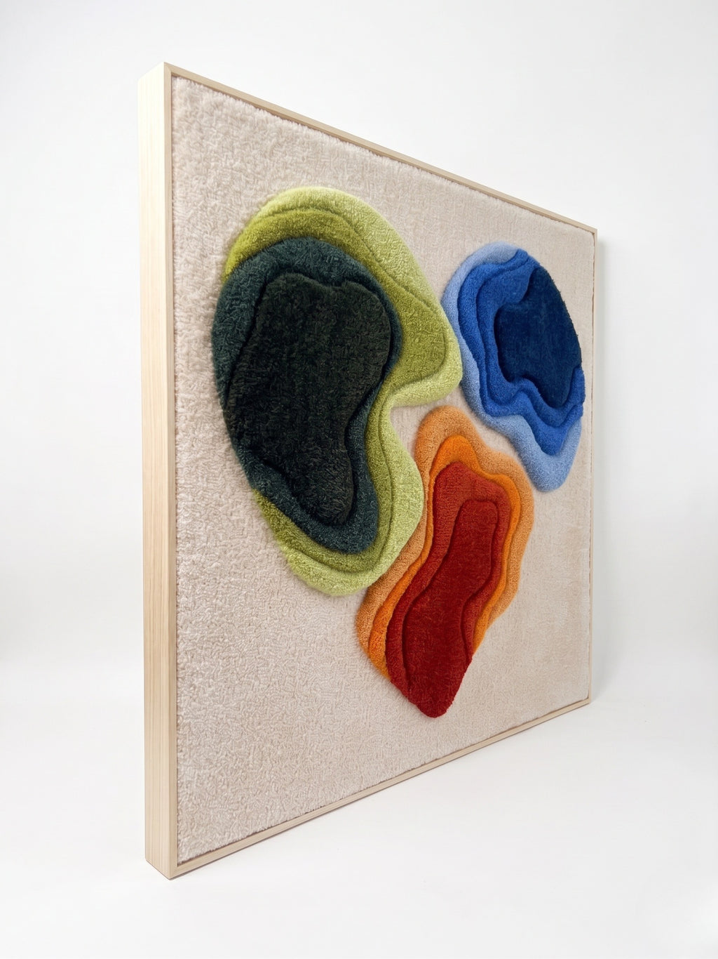 Abstract getuft wandkleed met golvende vormen in blauw, oranje en rood op een crèmekleurige achtergrond